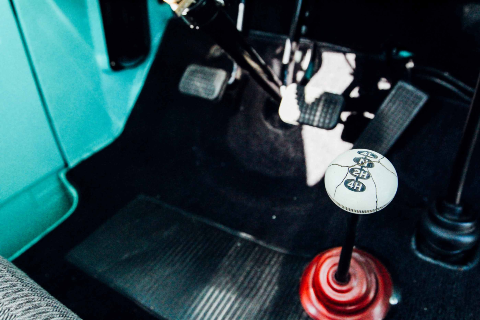 Transfer-case shift lever and floor in the 4x4 cab