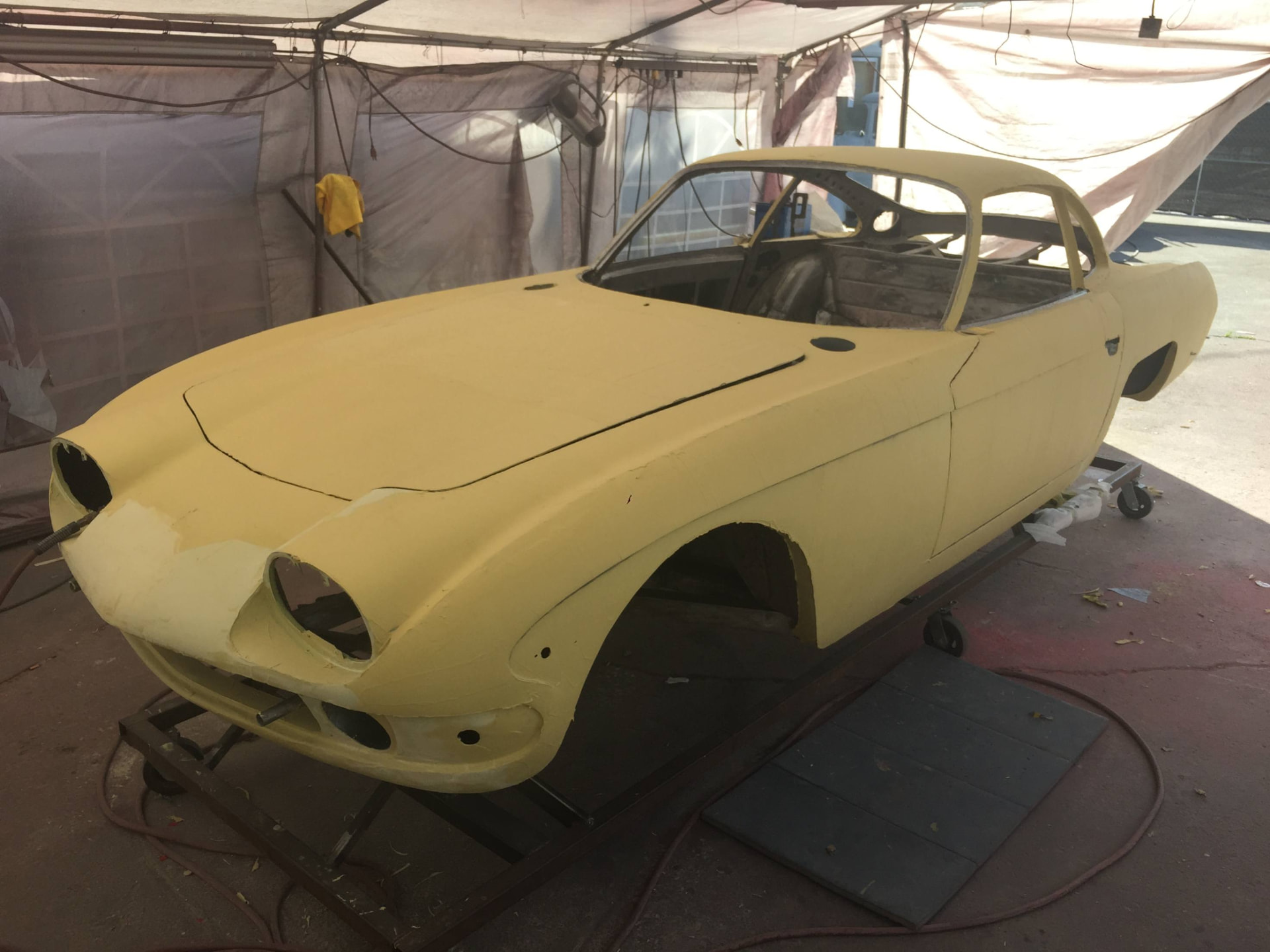 Body shell in primer at the front