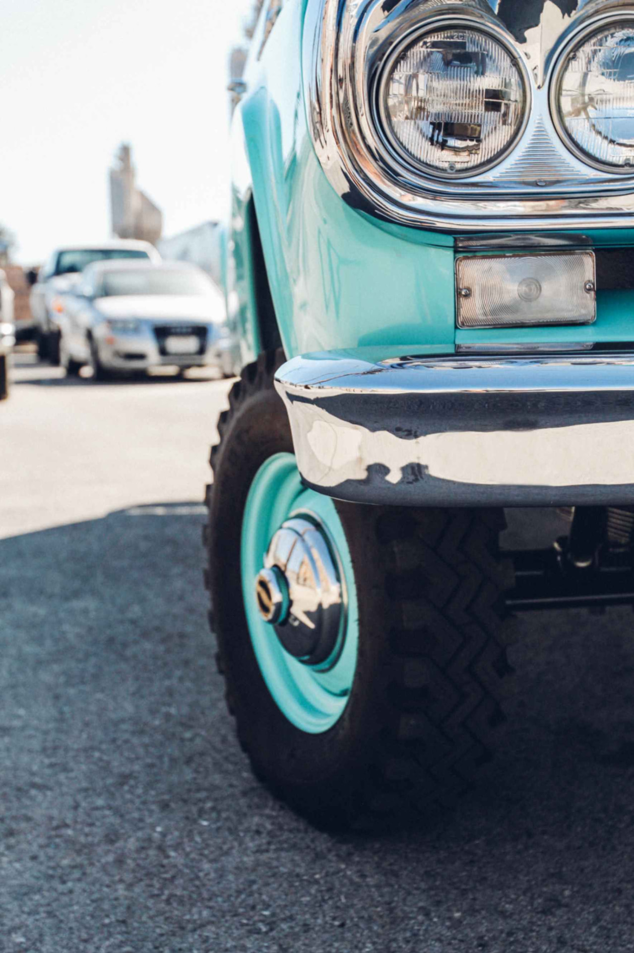 Twin headlamp, chrome bumper, and turquoise steel wheel detail