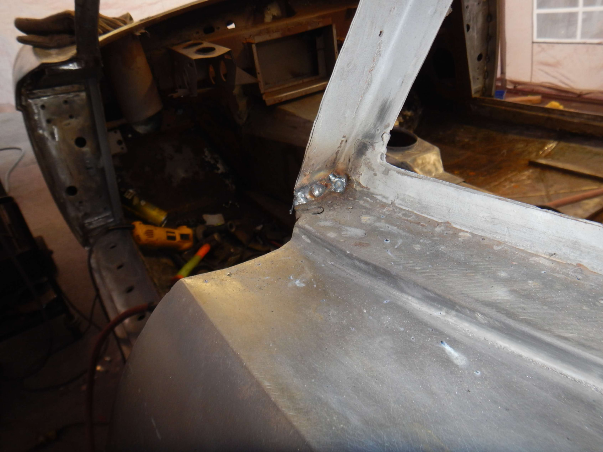 A-pillar and roof rail metalwork