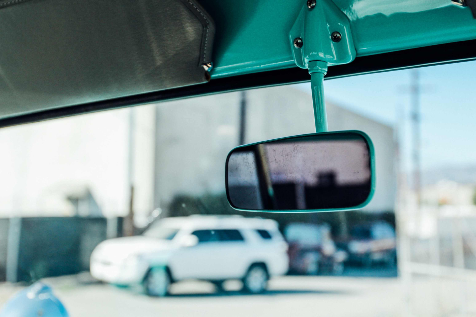 Rearview mirror and sun visor hanging from the turquoise header