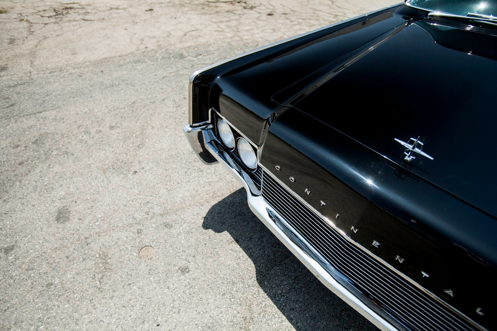 Front corner detail — Continental script and star emblem