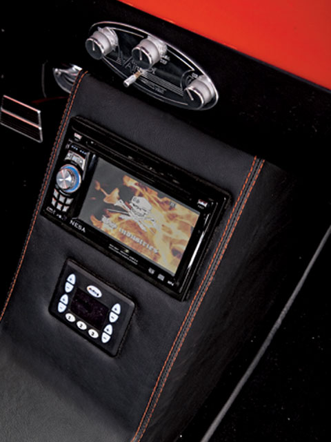 Center console with 7-inch screen