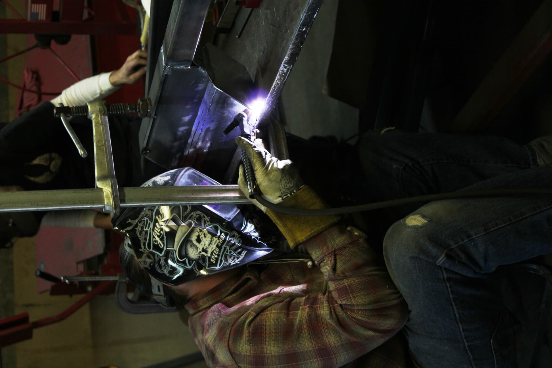 Hand welding chassis structure