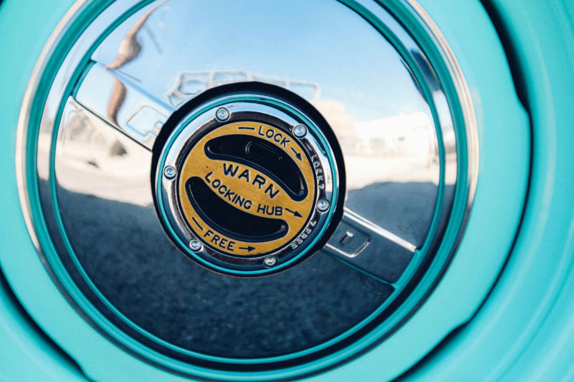 Warn locking hub on the chrome wheel with turquoise rim