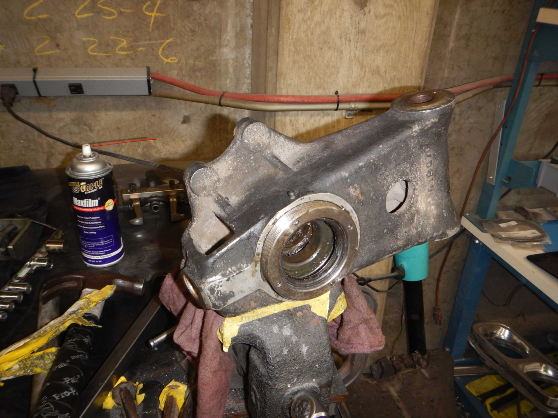 Suspension upright cleaned in the vise