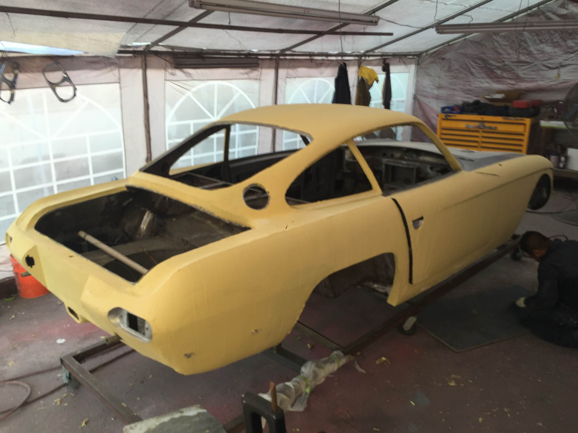 Body shell in primer from the rear