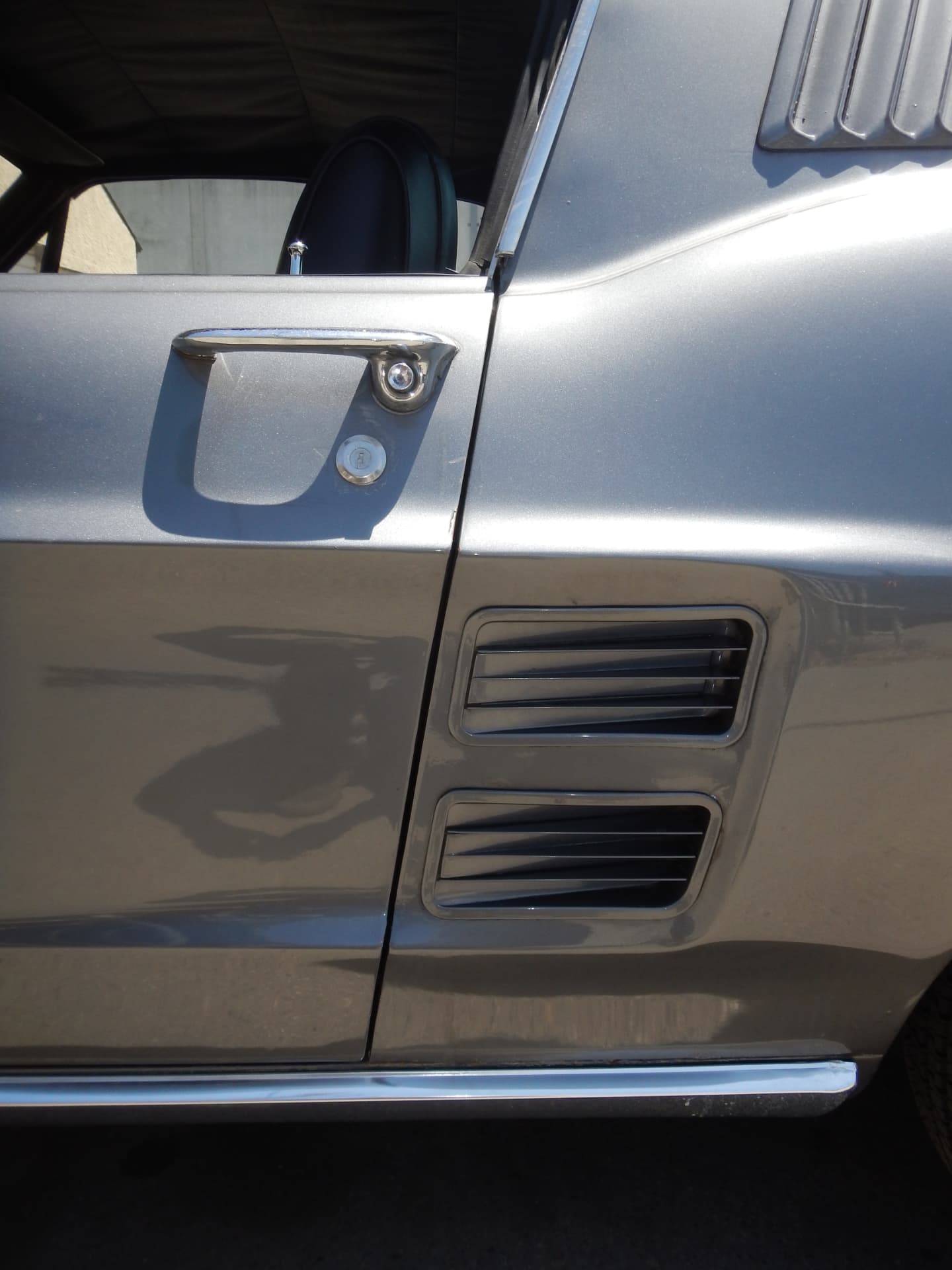 Door gap and side scoop detail