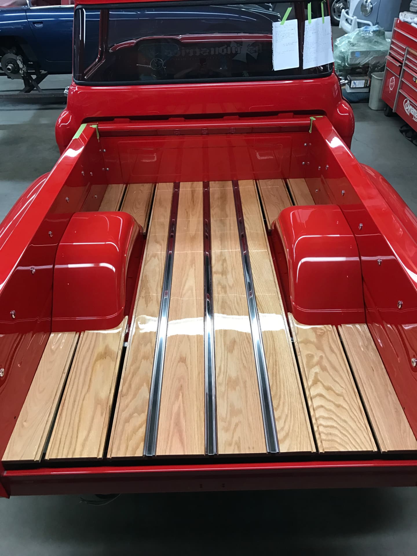 Oak bed floor with polished strips