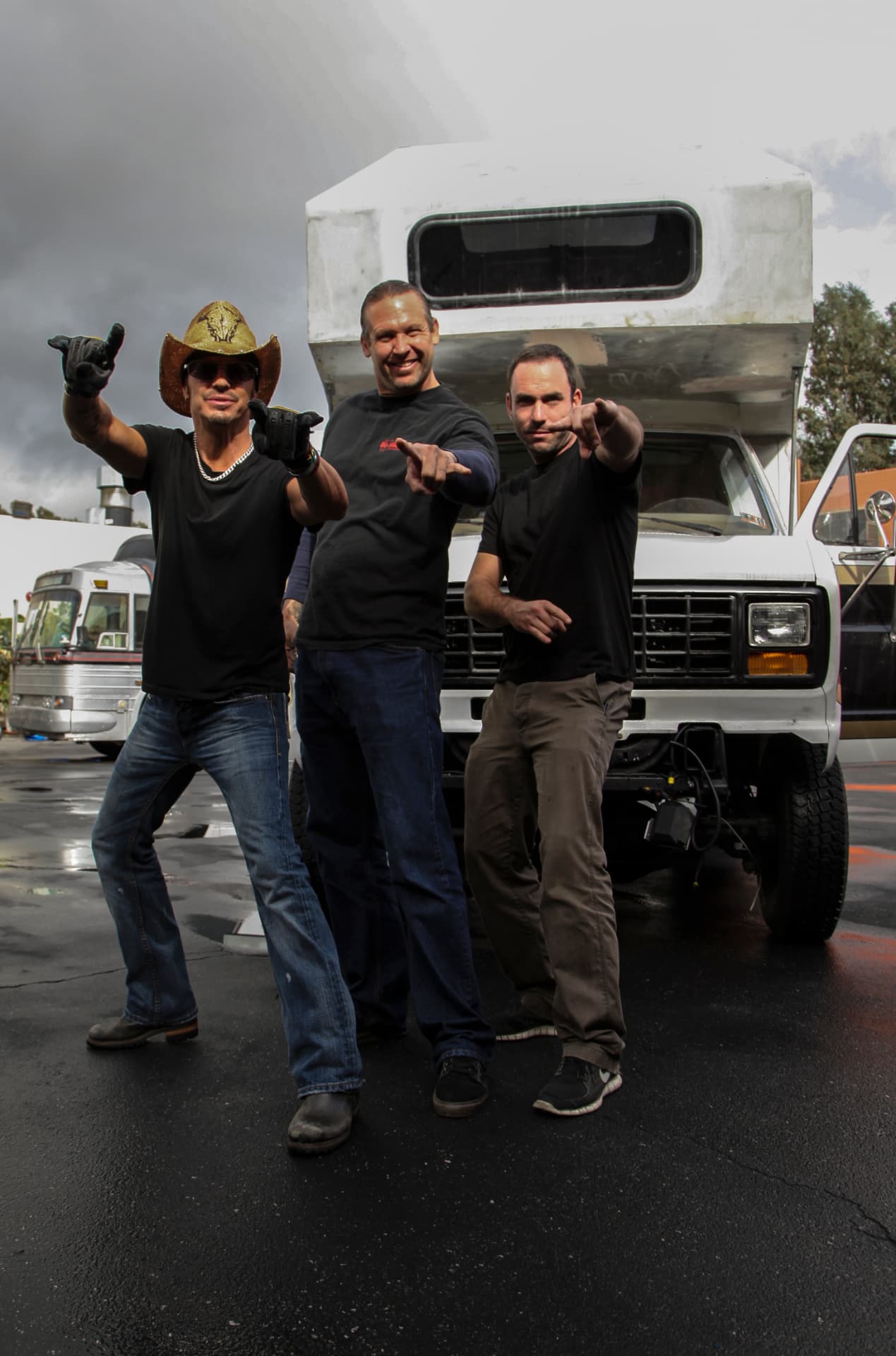 Bret Michaels with the BSI crew and the donor rig